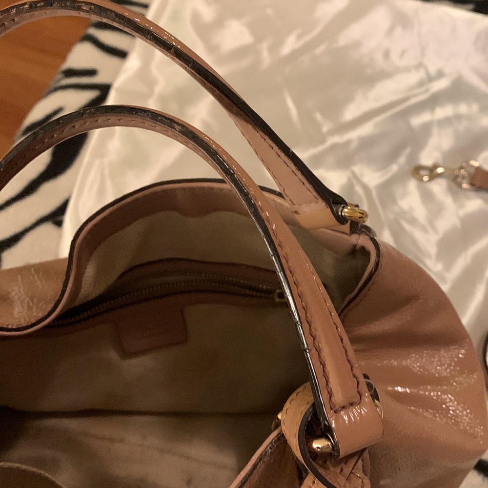 Patent leather Gucci Soho. The measurements are about: 9” tall, 13” wide and 5” - Picture 4 of 7